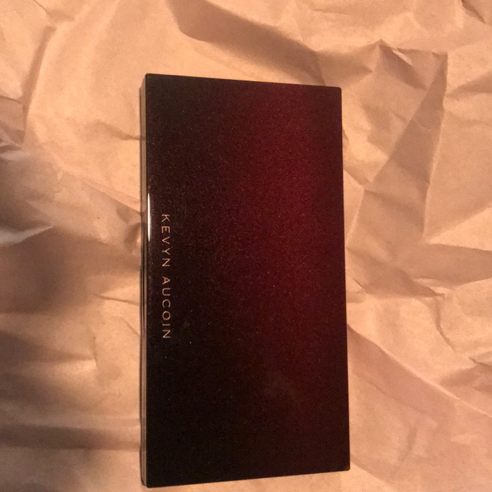 Kevyn Aucoin “The Neo-Highlighter”  in “Sahara”